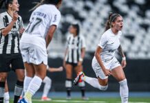 Corinthians bate Botafogo e mantém liderança do Brasileiro Feminino Corinthians bate Botafogo e mantém liderança do Brasileiro Feminino