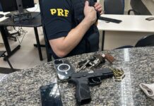 Dois homens são flagrados com armas de fogo na Rodovia Presidente Dutra — Polícia Rodoviária Federal PRF7.jpg