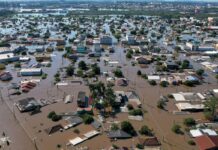 Em Canoas, moradores ilhados pedem comida e água a militares Em Canoas, moradores ilhados pedem comida e água a militares