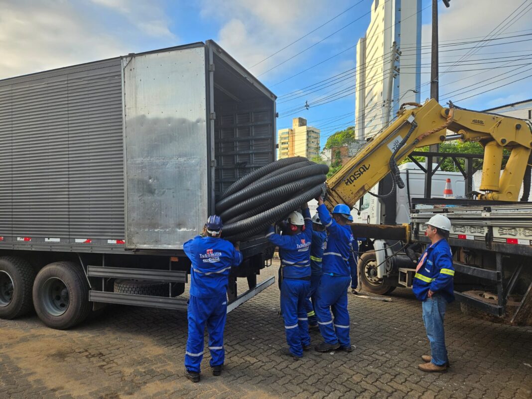 Embasa encaminha 3 toneladas de equipamentos para drenar água de Logo
