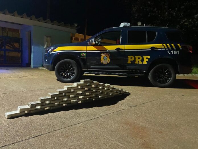 PRF apreende 46,4 kg de cocaína escondidos em estepe em Miranda (MS)