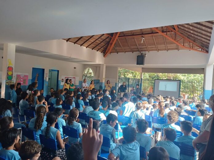 PRF realiza palestras educativas sobre o Maio Amarelo em Campo Grande (MS)