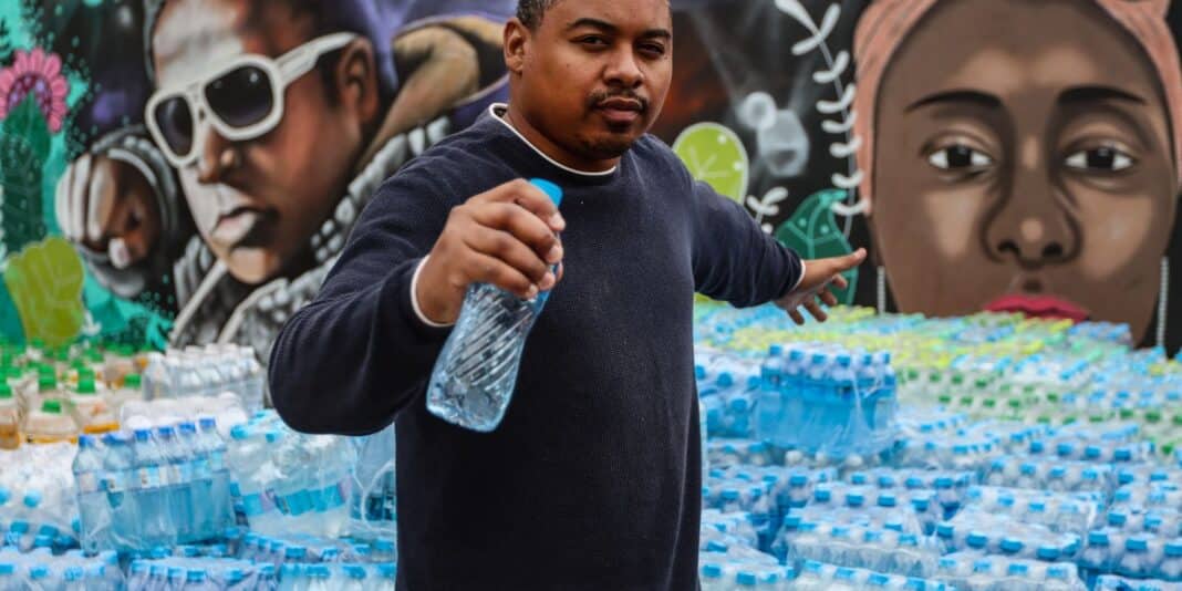 Rapper denuncia apagamento da presença negra em enchentes no RS Rapper denuncia apagamento da presença negra em enchentes no RS