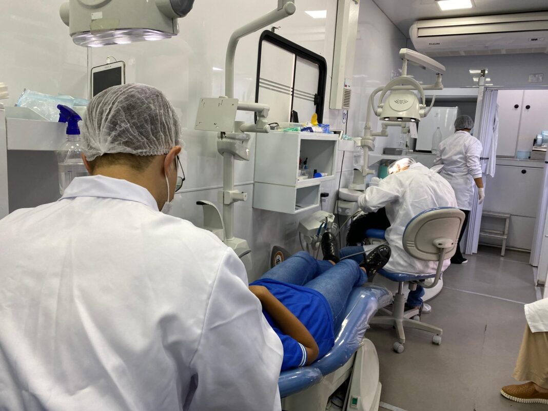 Saúde Mais Perto na Escola: Odontomóvel atende estudantes de cinco Logo