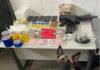 Submetralhadora e drogas são encontradas com líder de facção Logo