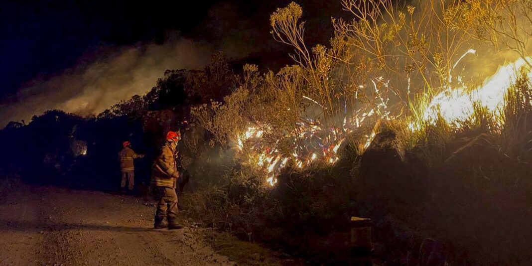 Combate ao fogo no Parque de Itatiaia continua, sem previsão Combate ao fogo no Parque de Itatiaia continua, sem previsão de fim