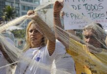 Manifestantes protestam contra PEC das Praias na orla do Rio Manifestantes protestam contra PEC das Praias na orla do Rio