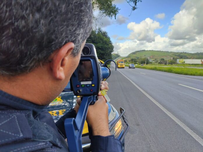 PRF realiza nivelamento de fiscalização de velocidade no Recife
