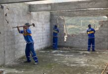 Prefeitura do Rio inicia demolição de prédio de 12 andares na Muzema Prefeitura do Rio inicia demolição de prédio de 12 andares na Muzema