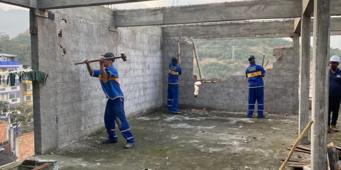 Prefeitura do Rio inicia demolição de prédio de 12 andares na Muzema