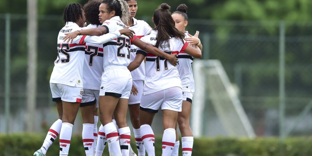 São Paulo goleia Santos por 4 a 0 no Brasileiro São Paulo goleia Santos por 4 a 0 no Brasileiro Feminino