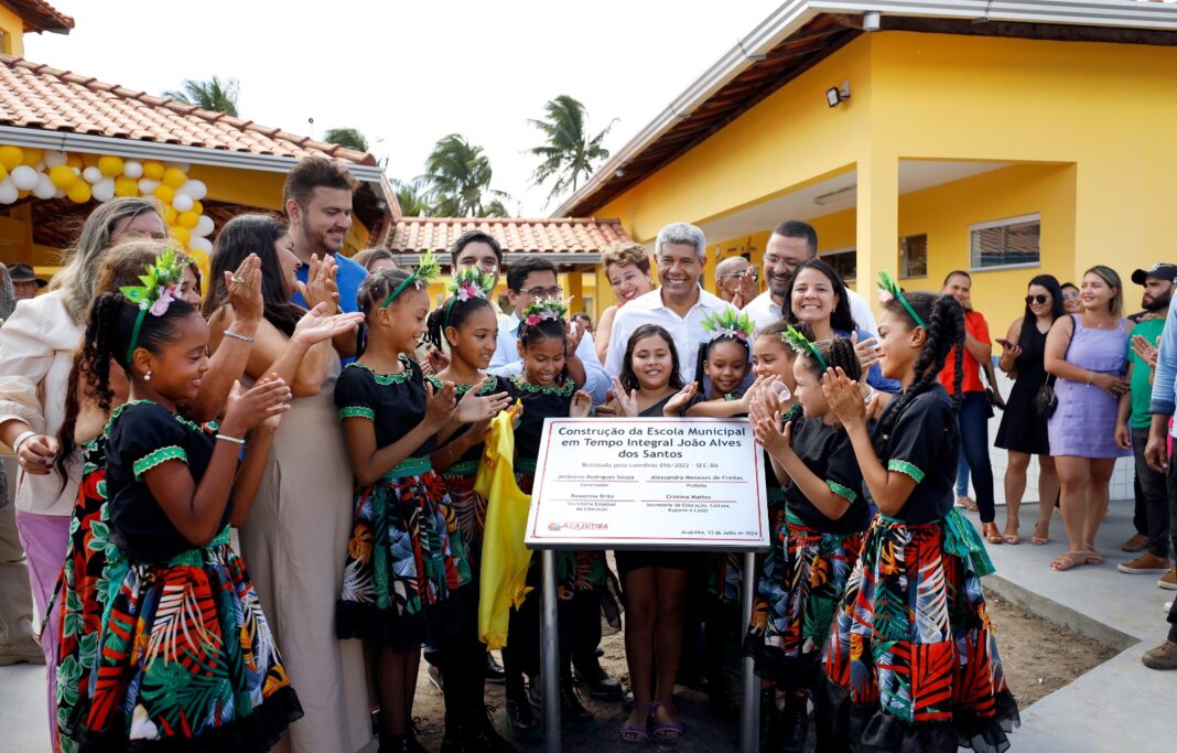 Em Acajutiba, governador entrega escolas mais modernas e equipadas para Logo