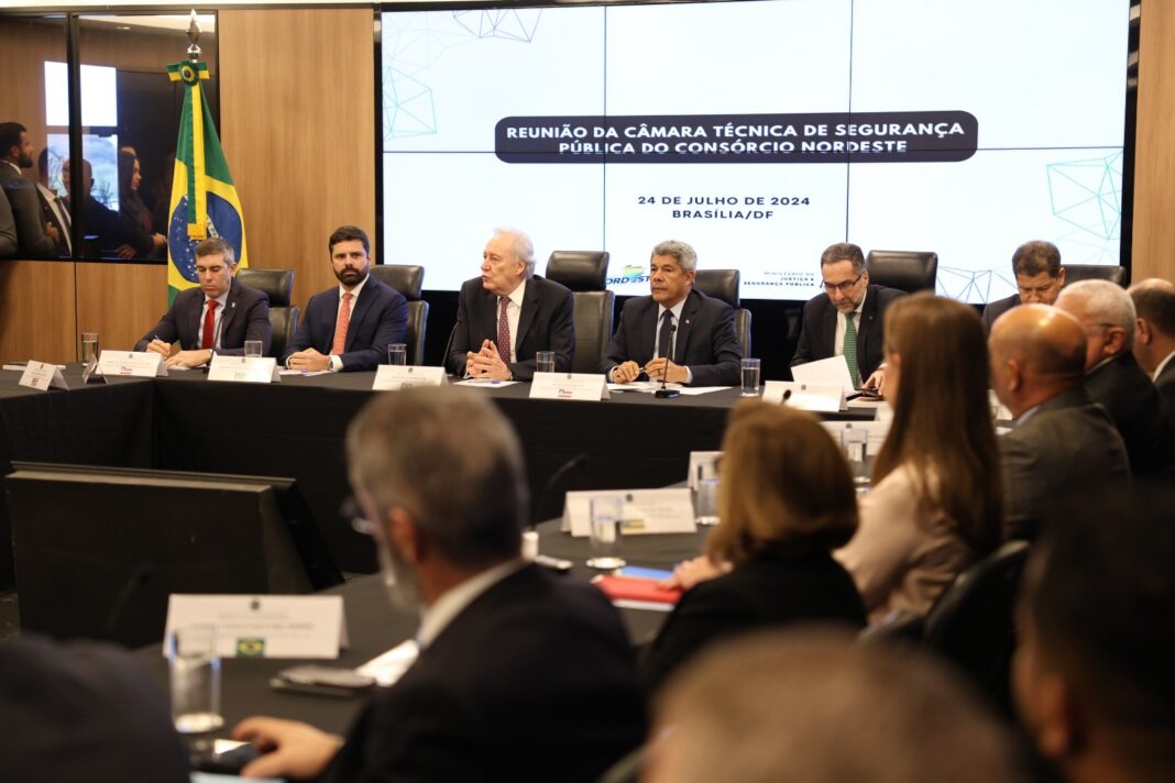 Em Brasília, governador participa de debate sobre segurança pública com Logo