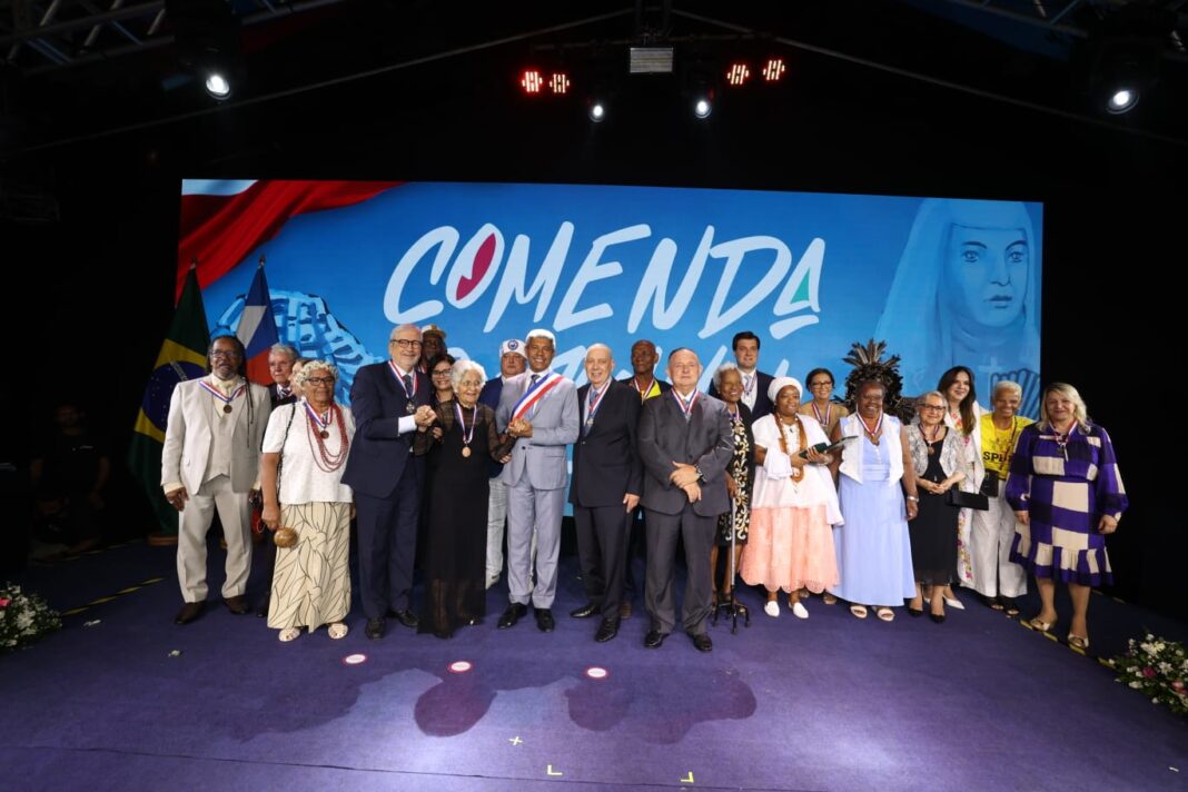 Em noite de homenagens, personalidades e instituições recebem a Medalha Logo