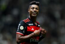 Flamengo goleia Atlético-MG e segue na liderança do Brasileiro Flamengo goleia Atlético-MG e segue na liderança do Brasileiro