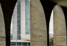 Pesquisadora vê “ataque à democracia” após aprovação de PEC na Câmara Pesquisadora vê “ataque à democracia” após aprovação de PEC na Câmara