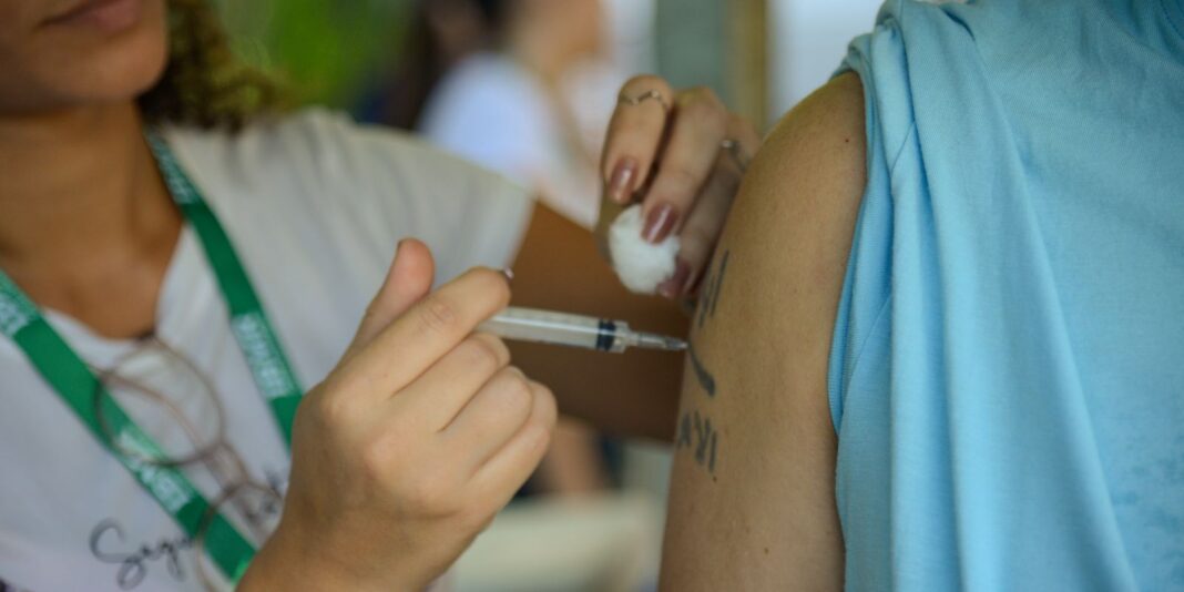 Saúde atualiza gestores e profissionais sobre normas em vacinas Saúde atualiza gestores e profissionais sobre normas em vacinas