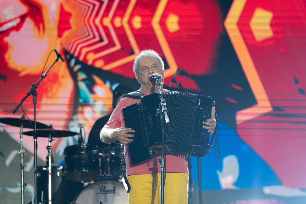 Show do 'Rei do Xote', Flávio José, encanta e anima Logo