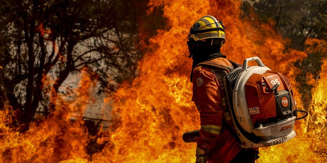 Bombeiros do DF apagam incêndio em área de nascente do Bombeiros do DF apagam incêndio em área de nascente do Lago Paranoá