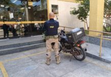 Motocicleta adulterada é apreendida na Rodovia Rio-Santos — Polícia Rodoviária Federal MOTOPOL_RJ.jpg