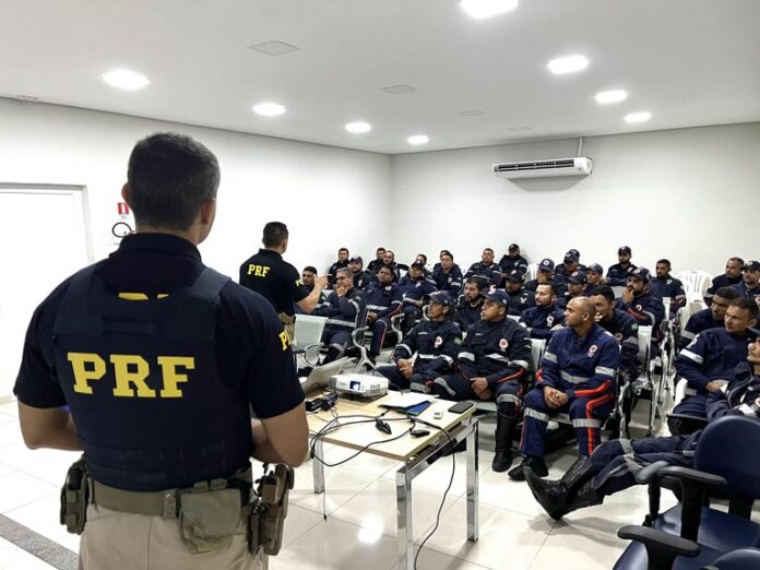 PRF realiza treinamento para condutores de veículos de emergência — Polícia Rodoviária Federal