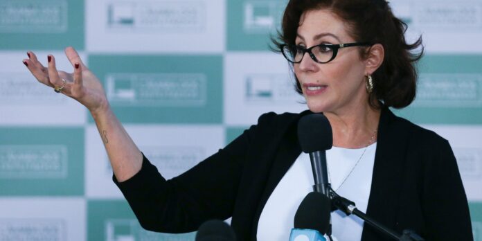 Deputada Carla Zambelli é internada e falta a depoimento no STF