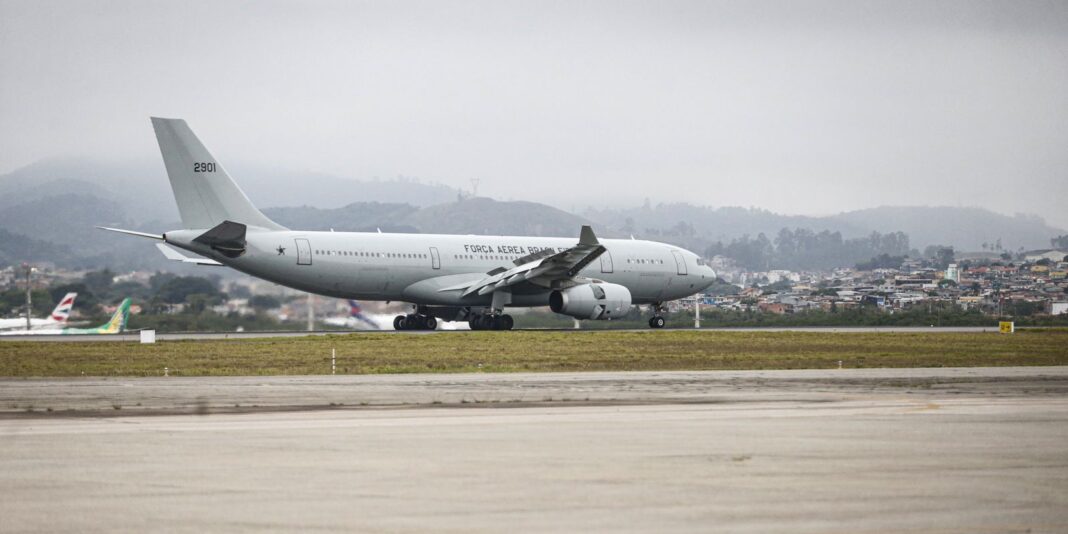 Avião com 221 brasileiros repatriados do Líbano chega em Guarulhos