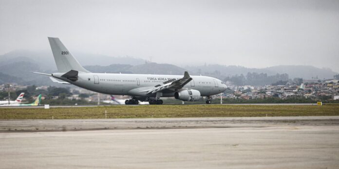 Avião com 221 brasileiros repatriados do Líbano chega em Guarulhos