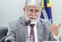 Estados Unidos não desejam negociar tarifas, afirma Celso Amorim Celso Amorim defende que Brasil deve insistir em diálogo com Venezuela
