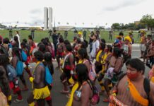 Indígenas marcham em Brasília contra marco temporal Indígenas marcham em Brasília contra marco temporal