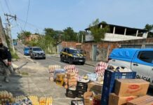 Logo após o roubo, caminhão é recuperado na Região Metropolitana do Rio — Polícia Rodoviária Federal merenda escolar.jpg