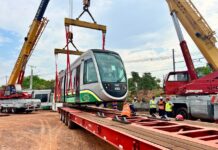 Trens do VLT de Salvador e RMS começam a ser transportados para procedimentos na fábrica em SP Logo