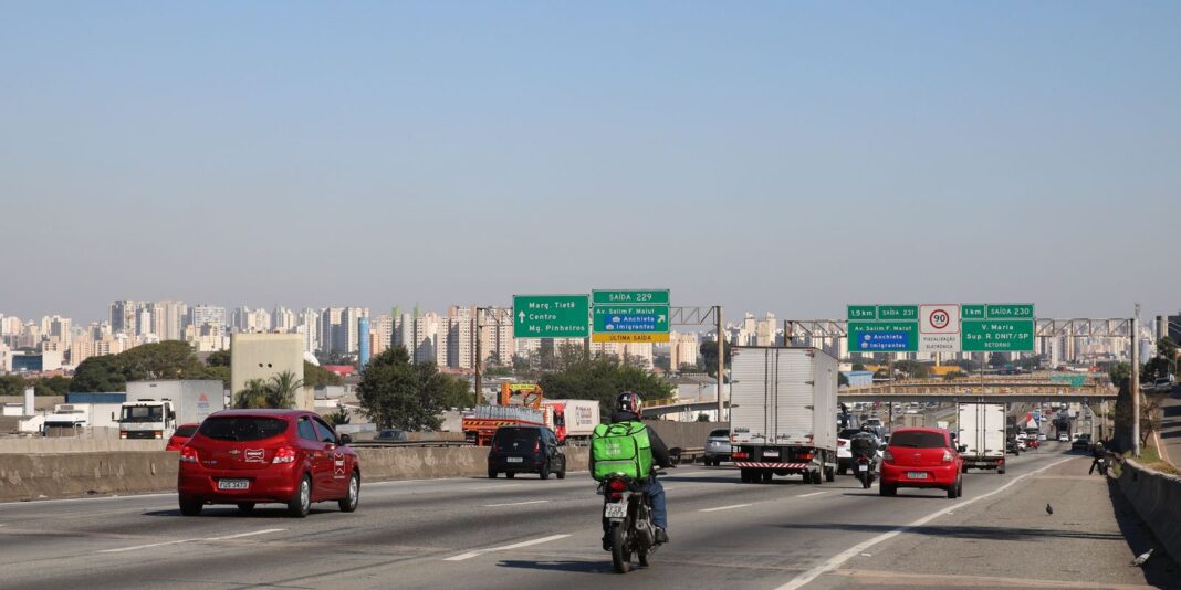 Três romeiros morrem atropelados na Dutra a caminho de Aparecida Três romeiros morrem atropelados na Dutra a caminho de Aparecida