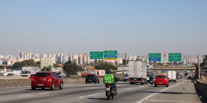 Três romeiros morrem atropelados na Dutra a caminho de Aparecida