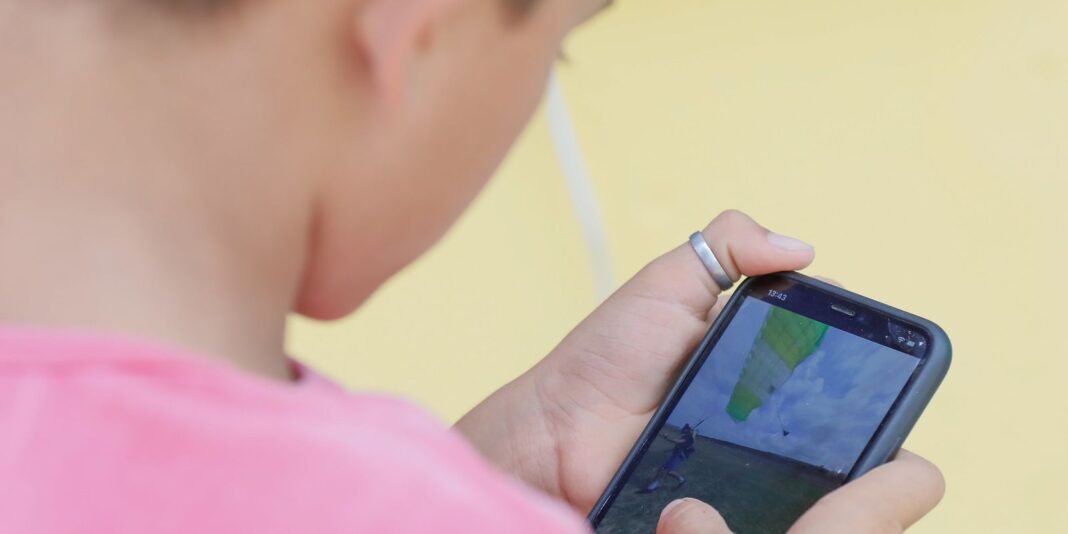 Alesp aprova projeto que proíbe uso celular nas escolas Alesp aprova projeto que proíbe uso celular nas escolas