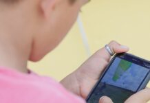 Alesp aprova projeto que proíbe uso celular nas escolas Alesp aprova projeto que proíbe uso celular nas escolas