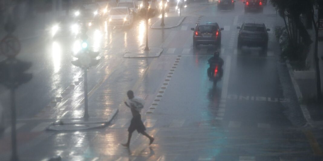 Após chuvas, São Paulo registra enchentes e voos cancelados Após chuvas, São Paulo registra enchentes e voos cancelados