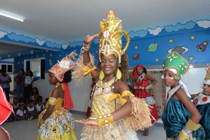 Balé Afro Malezinho realiza apresentação de dança e estética afro-brasileira para alunos de creche e pré-escola em Periperi