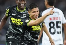 Bota supera o Vasco e amplia a vantagem na liderança do Brasileiro Bota supera o Vasco e amplia a vantagem na liderança do Brasileiro