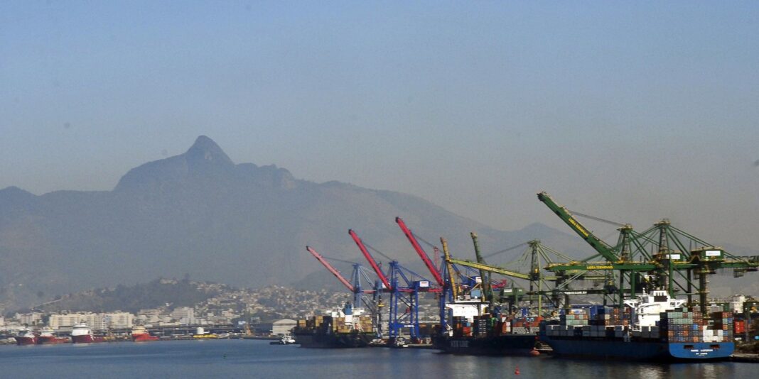 Desvalorização de commodities faz superávit comercial cair em outubro Desvalorização de commodities faz superávit comercial cair em outubro