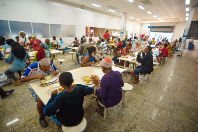 Em alusão ao Dia Mundial dos Pobres, Sempre realiza entrega de refeições em Restaurantes Populares neste domingo (17)