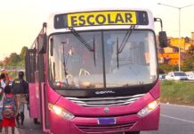 Ônibus que transportava alunos de forma irregular é autuado pela PRF em Simões Filho — Polícia Rodoviária Federal escolar .jpeg