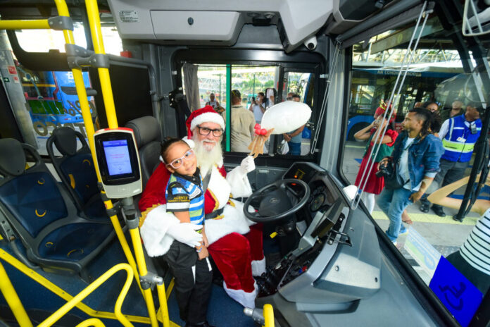 Prefeitura de Salvador realiza ação especial de Natal com Papai Noel no BRT – Secretaria de Comunicação