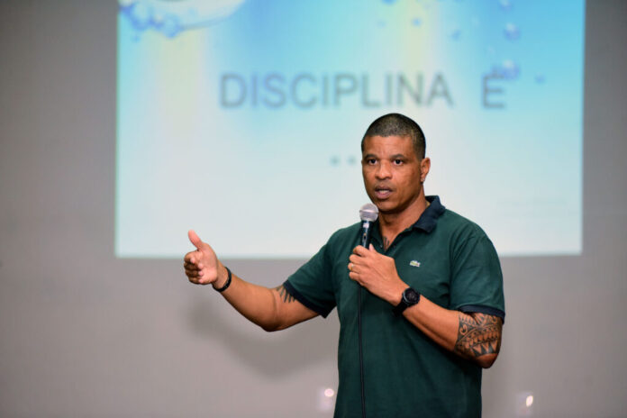 Primeiro negro medalhista olímpico da natação brasileira, Edvaldo Valério palestra para alunos da rede municipal – Secretaria de Comunicação