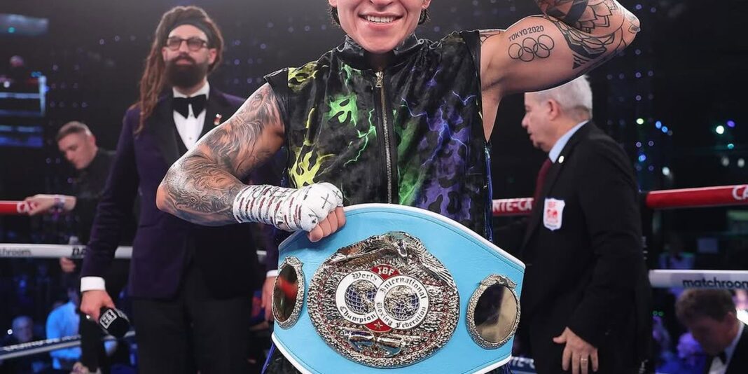 Bia Ferreira bate francesa e mantém cinturão de campeã mundial Bia Ferreira bate francesa e mantém cinturão de campeã mundial de boxe
