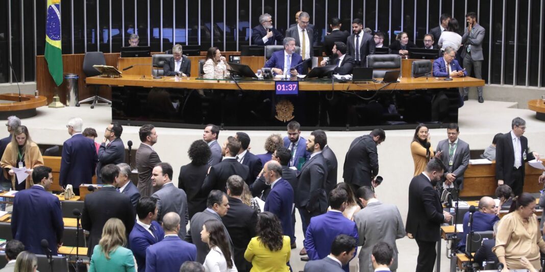 Câmara aprova teto para salário mínimo, mas afrouxa mudanças no Câmara aprova teto para salário mínimo, mas afrouxa mudanças no BPC