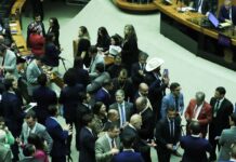 Câmara responde a Dino e diz que líderes cumpriram lei sobre emendas Câmara responde a Dino e diz que líderes cumpriram lei sobre emendas