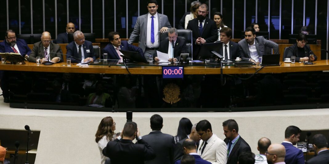 Em semana da segurança, Câmara aprova novo tipo de prisão Em semana da segurança, Câmara aprova novo tipo de prisão em flagrante