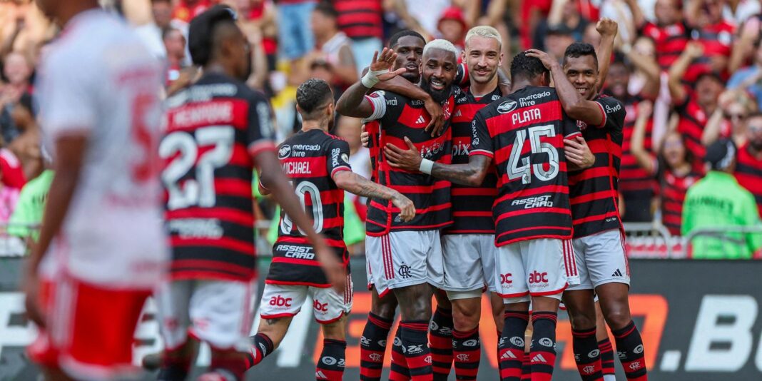Flamengo vence e tira Inter da briga pelo título brasileiro Flamengo vence e tira Inter da briga pelo título brasileiro