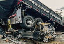 Polícia Civil identifica 15 corpos de vítimas de acidente na BR-116 Polícia busca motorista de carreta que se envolveu em acidente em MG